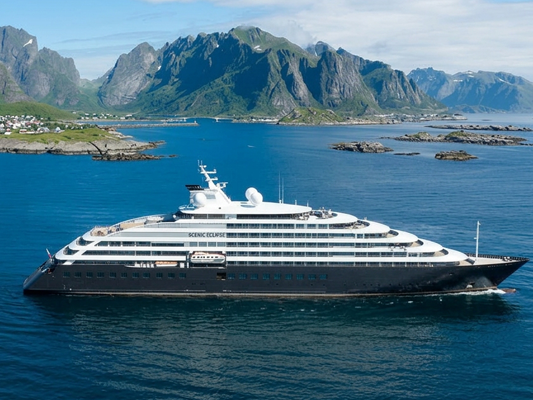 kreuzfahrtschiff zwischen inseln